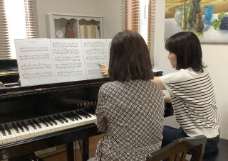 横浜市栄区坂本周子ピアノ教室-大人レッスン風景写真